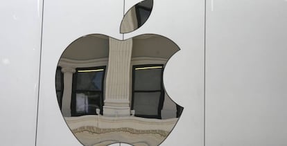 Logo de la compañía Apple en una tienda de San Francisco