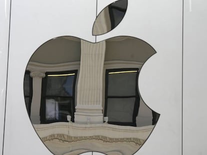 Logo de la compa&ntilde;&iacute;a Apple en una tienda de San Francisco
