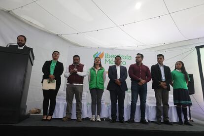 Ceremonia de encendido de la primera fase del programa Luces de Esperanza en Puebla. De izquierda a derecha: Claudia Lizbeth Torres, directora del Telebachillerato 62; Miguel Mendoza Cruz, director general de Gobierno de la Secretaría de Gobernación de Puebla; Erika Fernández, coordinadora de la Fundación Iberdrola México; Omar Eulogio Toledo, presidente municipal de Santiago Miahuatlán; Jaime Guzmán Orozco, subsecretario de Innovación, Competitividad y Emprendimiento; Miguel Moreno Mitre, secretario técnico de la Agencia de Energía de Puebla, y Andrea Avendaño Vargas, alumna del Telebachillerato 62.