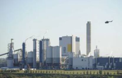 Fotografía tomada el pasado 6 de octubre en la que se registró un plano general de la planta de la papelera finlandesa UPM, tomada desde el puente internacional San Martín que separa a la ciudad argentina de Gualeguaychú con Fray Bentos en Uruguay. EFE/Archivo