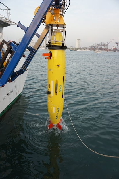 Lanzamiento de un vehículo submarino autónomo para explorar el fondo marino desde el 'ARC Malpelo'.