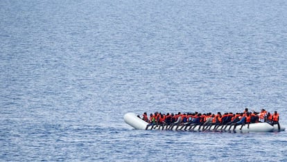 Inmigrantes a la espera de ser rescatados en el Mediterr&aacute;neo central el pasado d&iacute;a 18. 