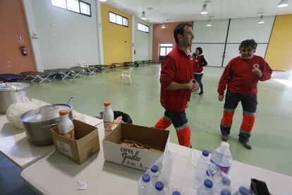 Preparativos en el polideportivo donde se ubicara a la gente evacuada, el 14 de mayo.