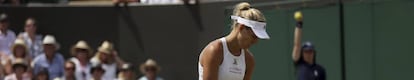 Kerber, desolada tras fallas un punto decisivo contra Muguruza.