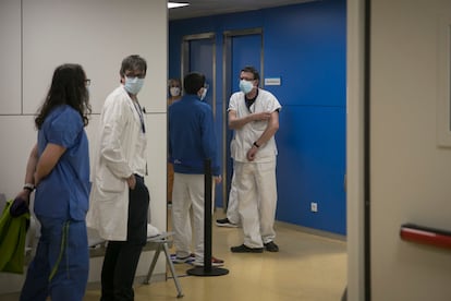 Los sanitarios hacen cola para recibir la vacuna contra la covid-19 en el Hospital Vall d'Hebron.