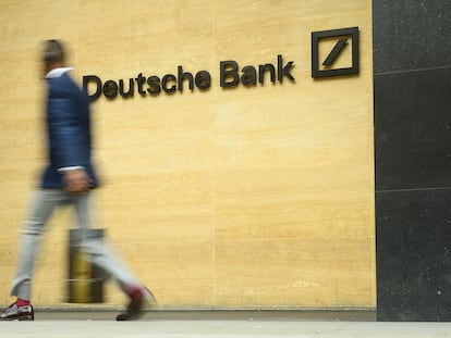 Un hombre pasa por delante de una oficina de Deutsche Bank.