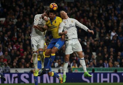 Cristiano Ronaldo, Sergio Ramos y el jugador de Las Palmas Aythami Artiles disputan las pelota.