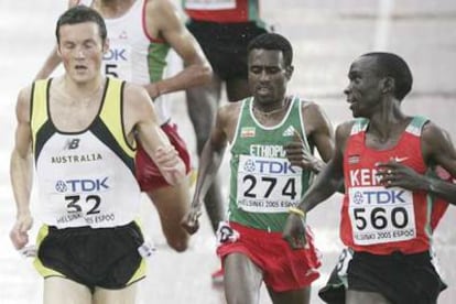 Mottram, a la izquierda, llega a meta por delante del etíope Sihine y por detrás del keniano Kipchoge.