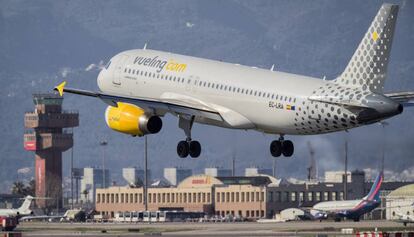 Un avió de Vueling a l'aeroport del Prat.