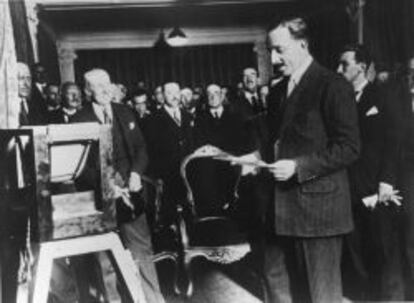 Alfonso XIII inaugura Unión Radio Madrid en 1925.