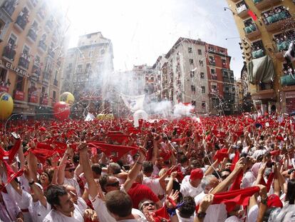 Centenas de pessoas comemoram com seus lenços vermelhos levantados o início das festas de São Firmino 2017.