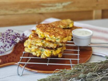 Tortitas de maíz con salsa de yogur