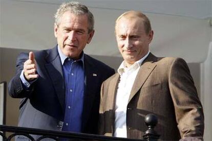 Vladímir Putin y George W. Bush durante su encuentro de ayer en San Petersburgo.