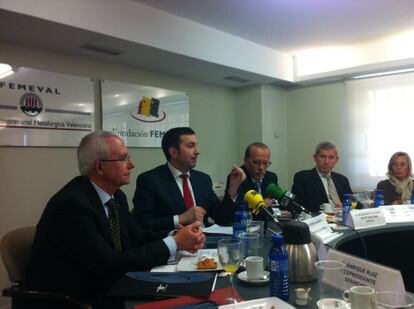 Un momento de la rueda de prensa de la patronal metalúrgica valenciana, Femeval. Con corbata roja, su presidente Vicente Lafuente.