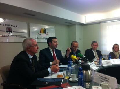 Un momento de la rueda de prensa de la patronal metal&uacute;rgica valenciana, Femeval. Con corbata roja, su presidente Vicente Lafuente.