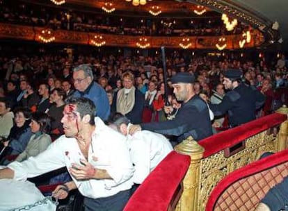 Escena del auto de fe de <i>Don Carlos</i> en la que los herejes son apaleados entre el público del Liceo.