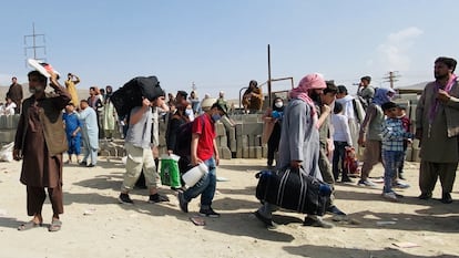 Un grupo de afganos que tratan de huir de Afganistán, ante el aeropuerto de Kabul este jueves.