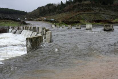 El río Mayas, desbordado entre las localidades salmantinas de Robleda y El Sahúgo.