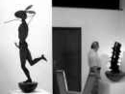 Barcelona, 27.9.2000 -color- Exposición "Homenatge a Joan Brossa" en Fundació Llorens Artigas de Gallifa (Barcelona) en el centro una obra de Josep Pla Narbona, a la izq. de Xavier Medina Campeny y al fondo dcga. (sombreros ) de Jordi Junyent Foto Marce