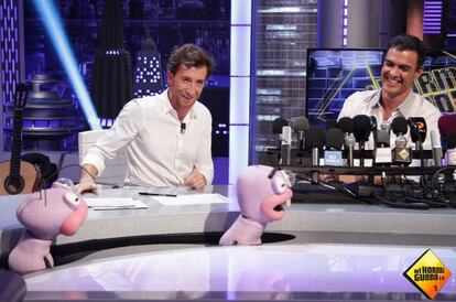 Pedro Sánchez (r) on talk show ‘El Hormiguero.’