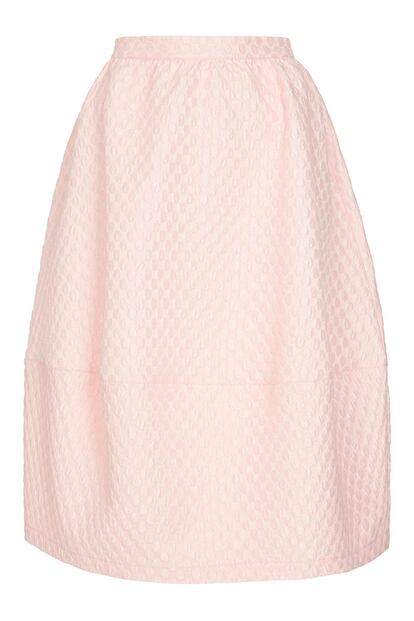 Falda globo de corte midi en color rosa palo. Es de Topshop (64 euros).