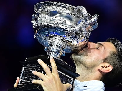 Djokovic besa el trofeo de campeón, este domingo en la Rod Laver Arena de Melbourne.