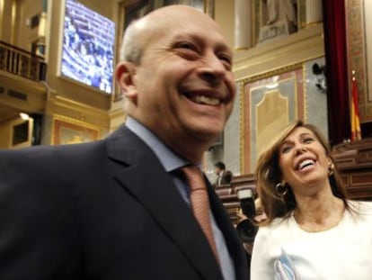 El ministro de Educación, José Ignacio Wert, y la presidenta del PP catalán, Alicia Sánchez-Camacho, poco antes de reunirse en el Congreso.
