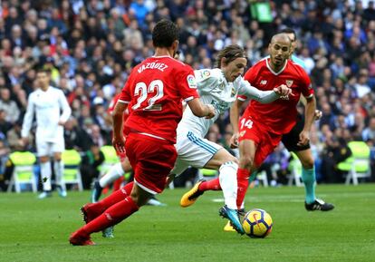 Modric, centrocampista del Real Madrid, es presionado por Vázquez y Pizarro.