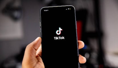 Logotipo e TikTok en un smartphone