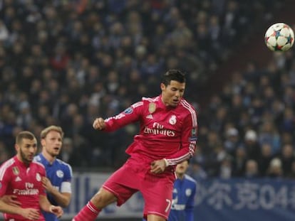 Cristiano remata de cabeza para amrcar el primer gol contra el Schalke.