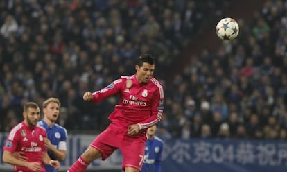 Cristiano remata de cabeza para amrcar el primer gol contra el Schalke.