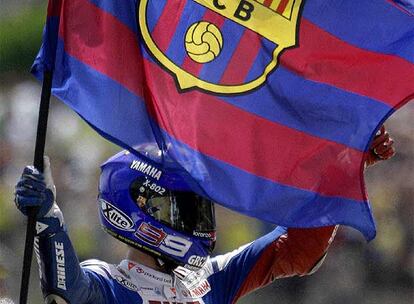 Jorge Lorenzo ha paseado la bandera del Barcelona, su equipo de fútbol, a pesar de no haber conseguido la victoria. El segundo puesto, tras un vibrante duelo con Rossi, ha dejado sabor a número uno.