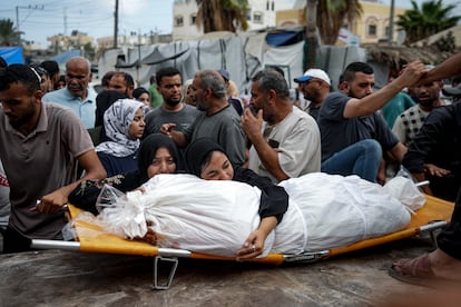 Dos mujeres palestinas lloran la muerte de un familiar en un hospital de Deir al Balah, este jueves.