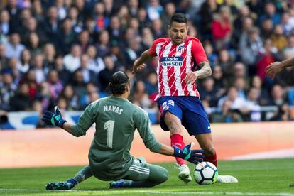 Vitolo, dispara ante el portero madridista. Keylor Navas.