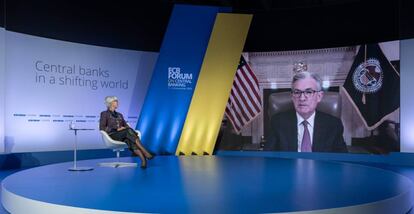 La presidenta del BCE, Christine Lagarde, y el presidente de la Fed, Jerome Powell, en un diálogo virtual celebrado en noviembre de 2020.