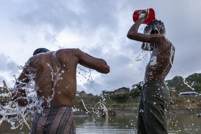 <p>Al cierre de 2018, Bangladés acogía a casi 730.000 nuevos refugiados rohinyá que huían de la persecución y la violencia desde el vecino Myanmar. Más de la mitad de ellos eran niños. El alcance y la complejidad de la crisis humanitaria obstaculizan la gestión de lodos fecales y la promoción de la higiene. A pesar de las dificultades, la labor humanitaria logró evitar brotes importantes de enfermedades transmitidas por el agua y estabilizar las tasas de diarrea durante la temporada de monzones, cuando el peligro de contraer alguna dolencia es más alto. Colocar las letrinas por encima del nivel de inundación fue una de las herramientas utilizadas para eludir este riesgo.</p> <p>En la imagen, algunos jóvenes se bañan en el campo de refugiados de Nayapara, en Cox’s Bazar.</p>