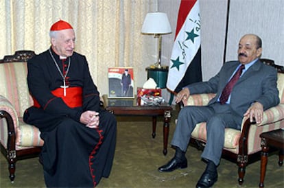 El enviado del Papa a Irak, el cardenal Roger Etchegaray, charla con el vicepresidente iraquí, Taha Yassin Ramadan.