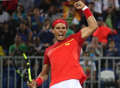 Rafael Nadal celebra su victoria en dobles ante Argentina.