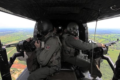 Um helicóptero venezuelano sobrevoa o Estado de Táchira.