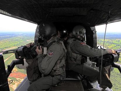 Um helicóptero venezuelano sobrevoa o Estado de Táchira.