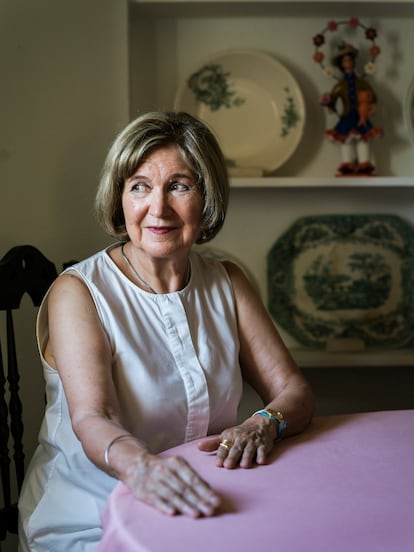 La escritora portuguesa Lídia Jorge, autora de 'Misericordia' que llega ahora traducida a las librerías españolas, retratada en la casa familiar donde nació hace 78 años.