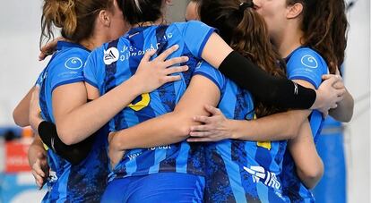 Jugadoras del Club Voleibol Esplugues durante un partido.