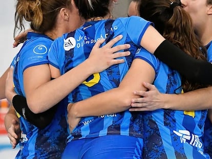 Jugadoras del Club Voleibol Esplugues durante un partido.