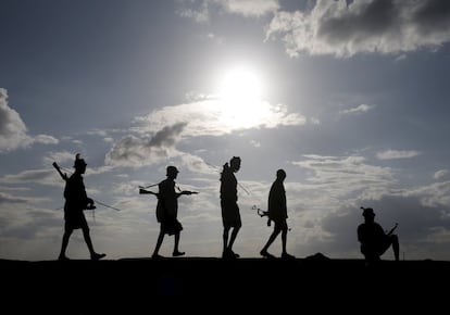Un grupo de hombres de Turkana camina con sus rifles cerca de Baragoy (Kenia). Protegen sus cabras y ovejas de grupos rivales en la seca región de Turkana, en el norte del país.