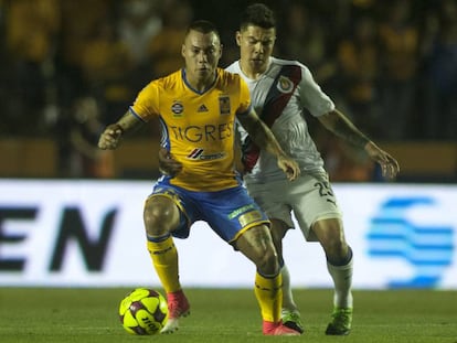 Vargas (i) pelea por el balón con Pérez