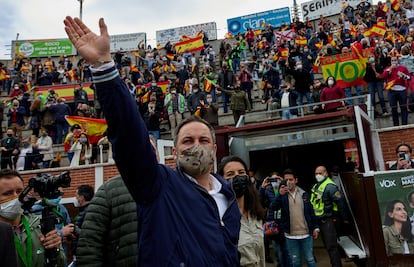 El presidente de Vox, Santiago Abascal y Rocío Monasterio, durante un acto electoral en la Plaza de Toros de San Sebastián de los Reyes.