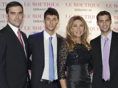 Norma Duval y sus hijos Christian, Marc y Yelko Ostarcevic, en 2013 en Madrid.