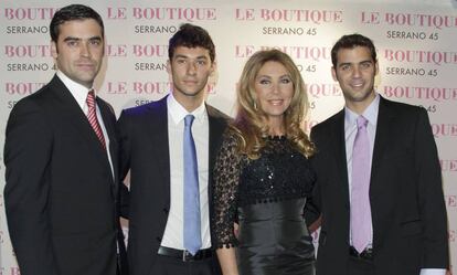 Norma Duval y sus hijos Christian, Marc y Yelko Ostarcevic, en 2013 en Madrid.