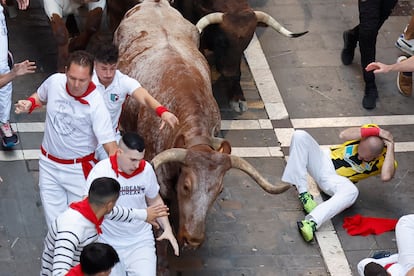 Un mozo se protege al paso de los toros de Victoriano del Río, este jueves.