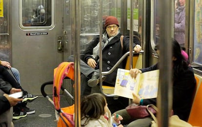 Tom Hanks.

En 2015 se viralizaron estas fotos del actor en el metro de Nueva York.